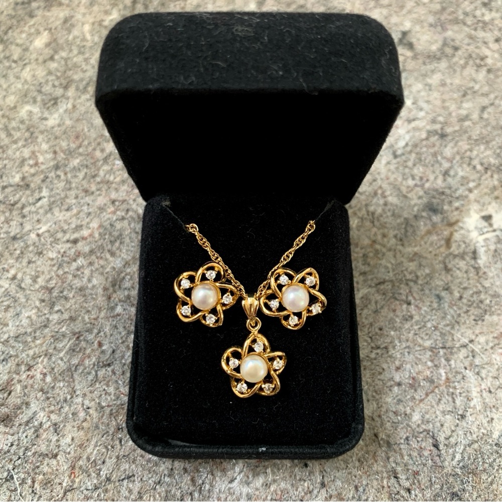 faux diamonds and pearl golden necklace with earrings jewelry set